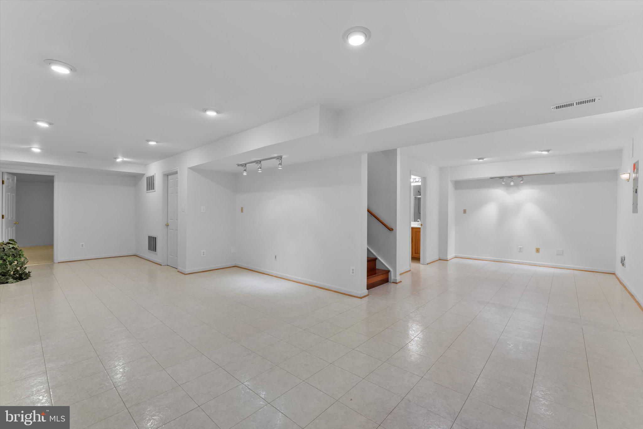 ROCKHILL CENTER ESTATES - Residential Lease