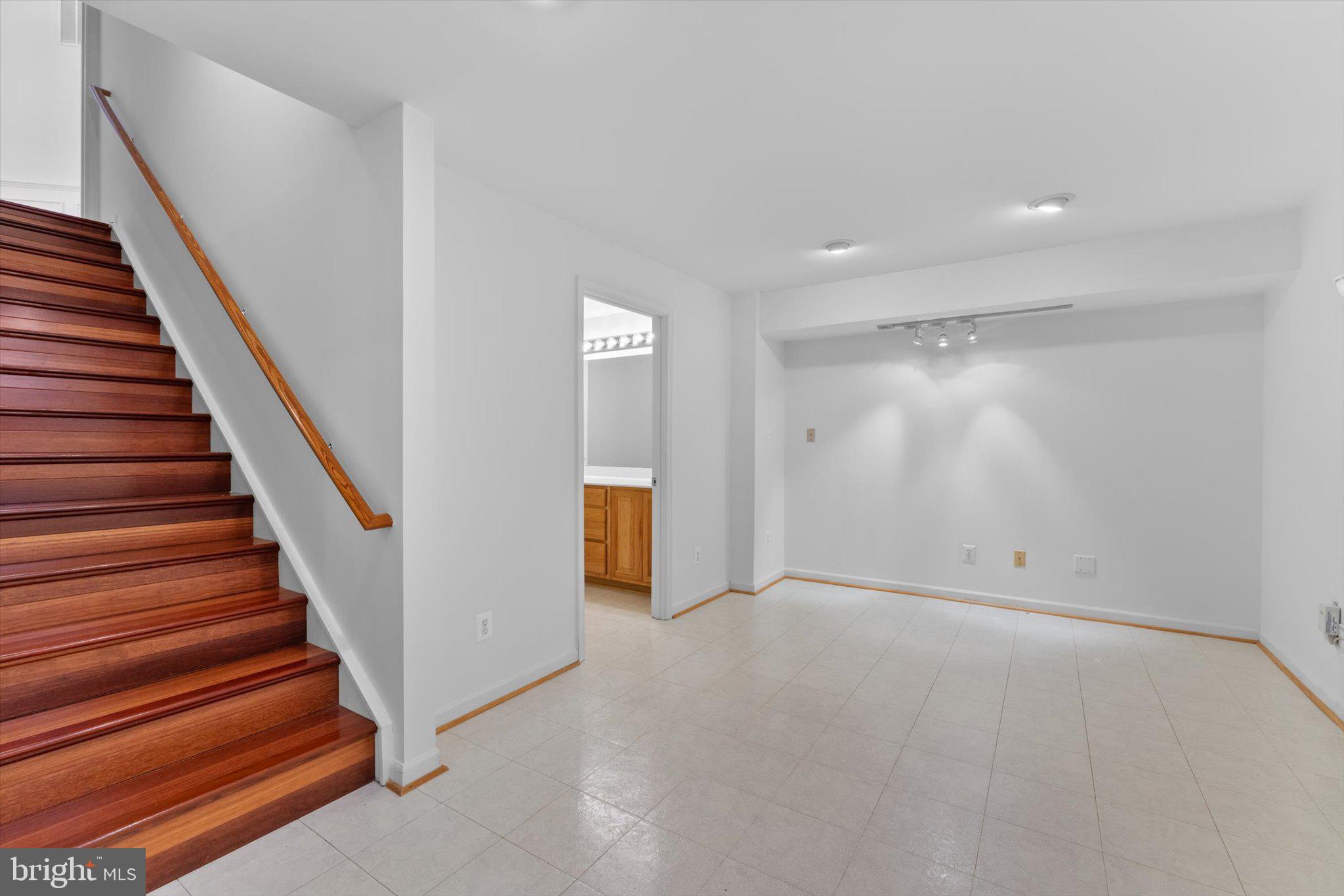 ROCKHILL CENTER ESTATES - Residential Lease