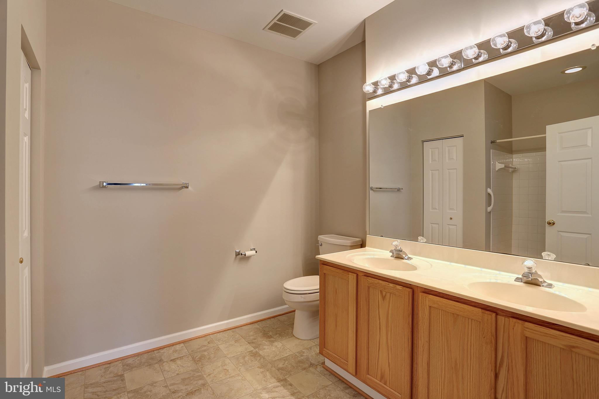 HAMPTON COURT - Residential