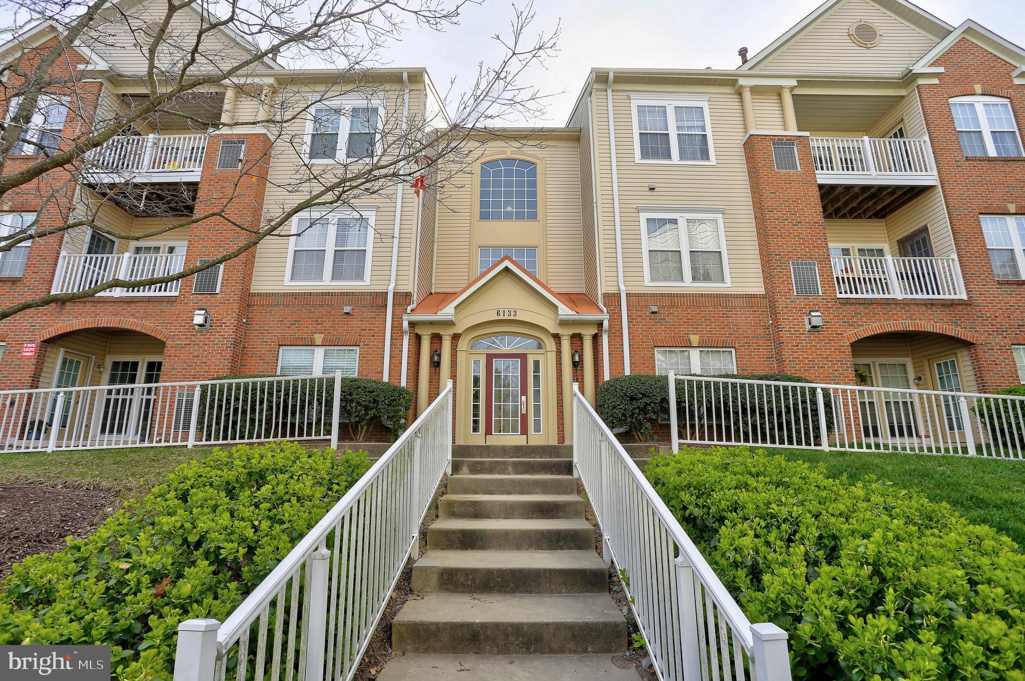 HAMPTON COURT - Residential