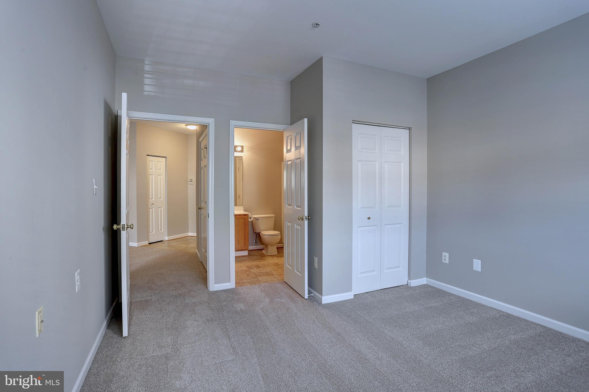 HAMPTON COURT - Residential