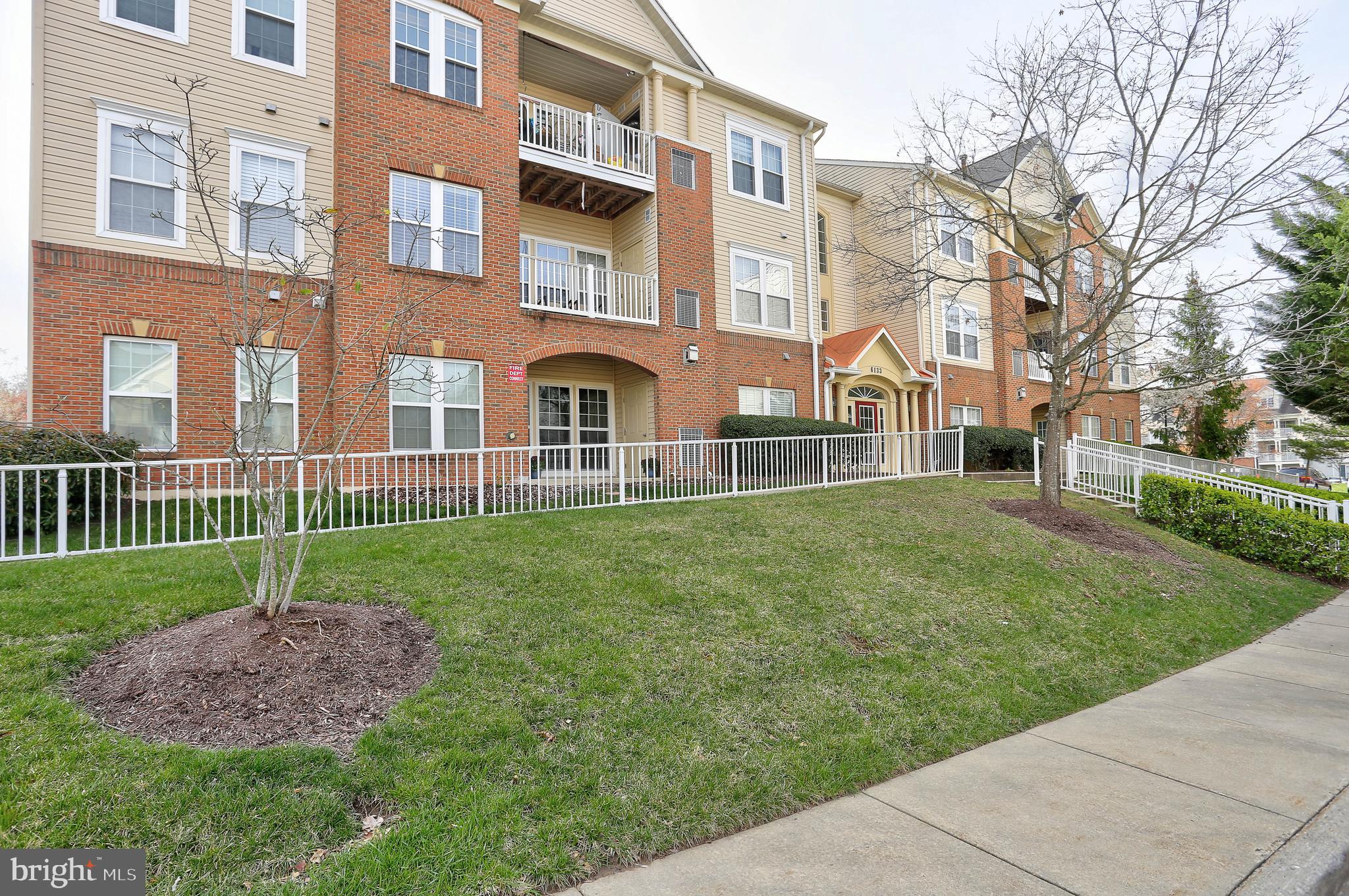 HAMPTON COURT - Residential