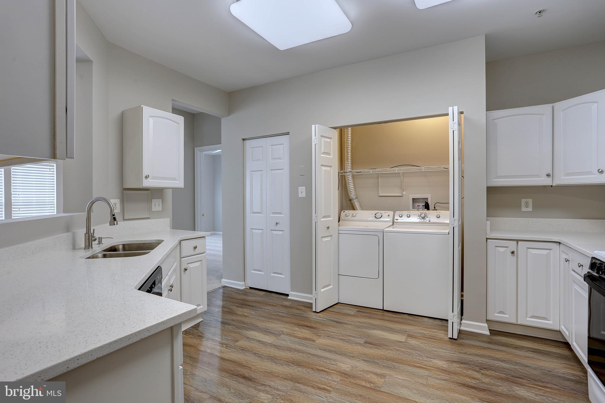 HAMPTON COURT - Residential