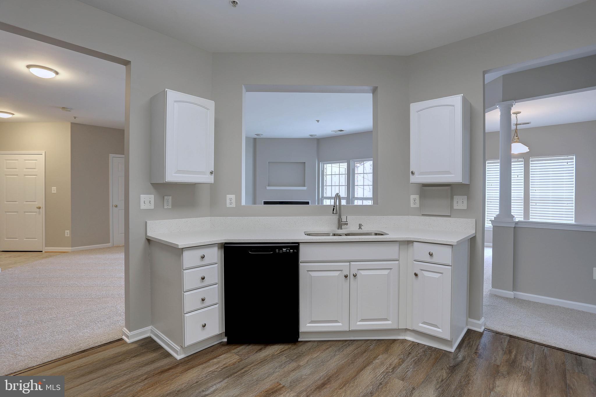 HAMPTON COURT - Residential