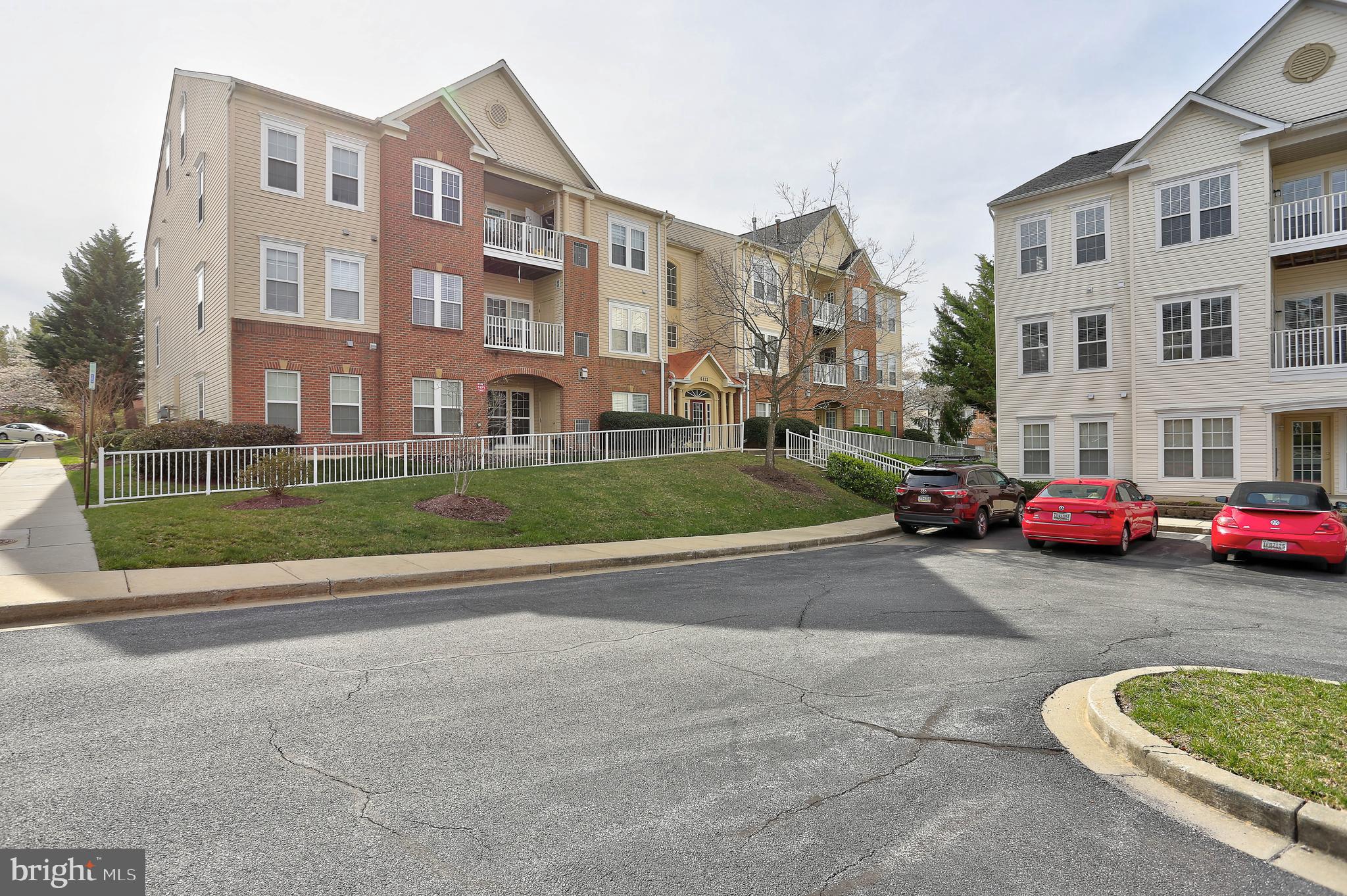 HAMPTON COURT - Residential