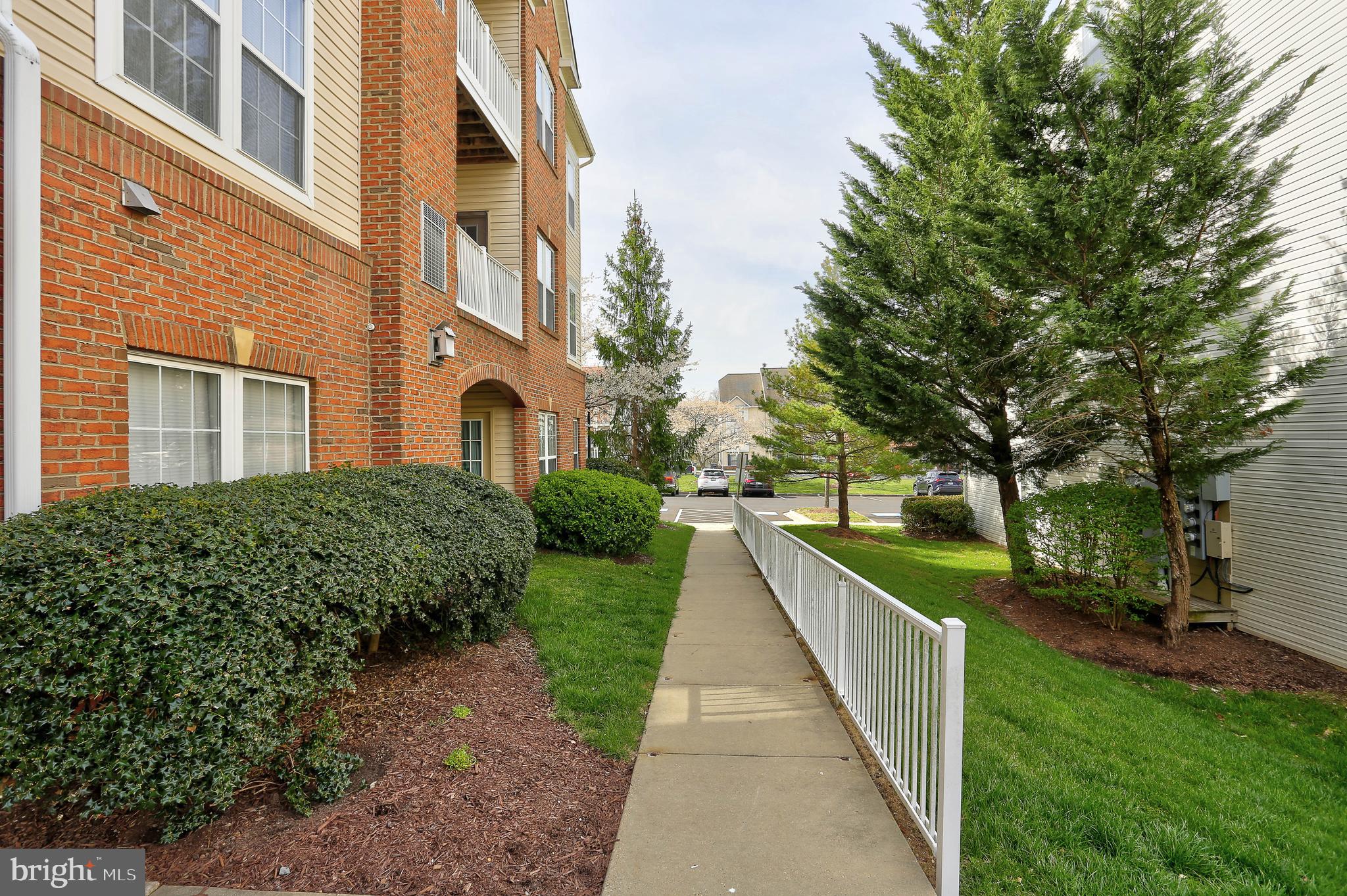 HAMPTON COURT - Residential