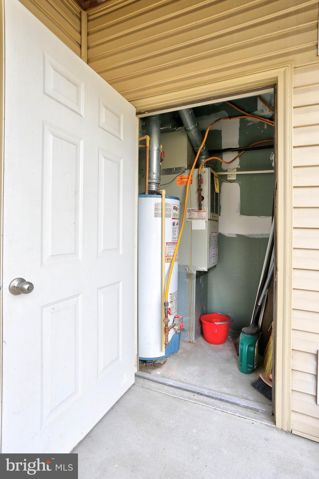 HAMPTON COURT - Residential