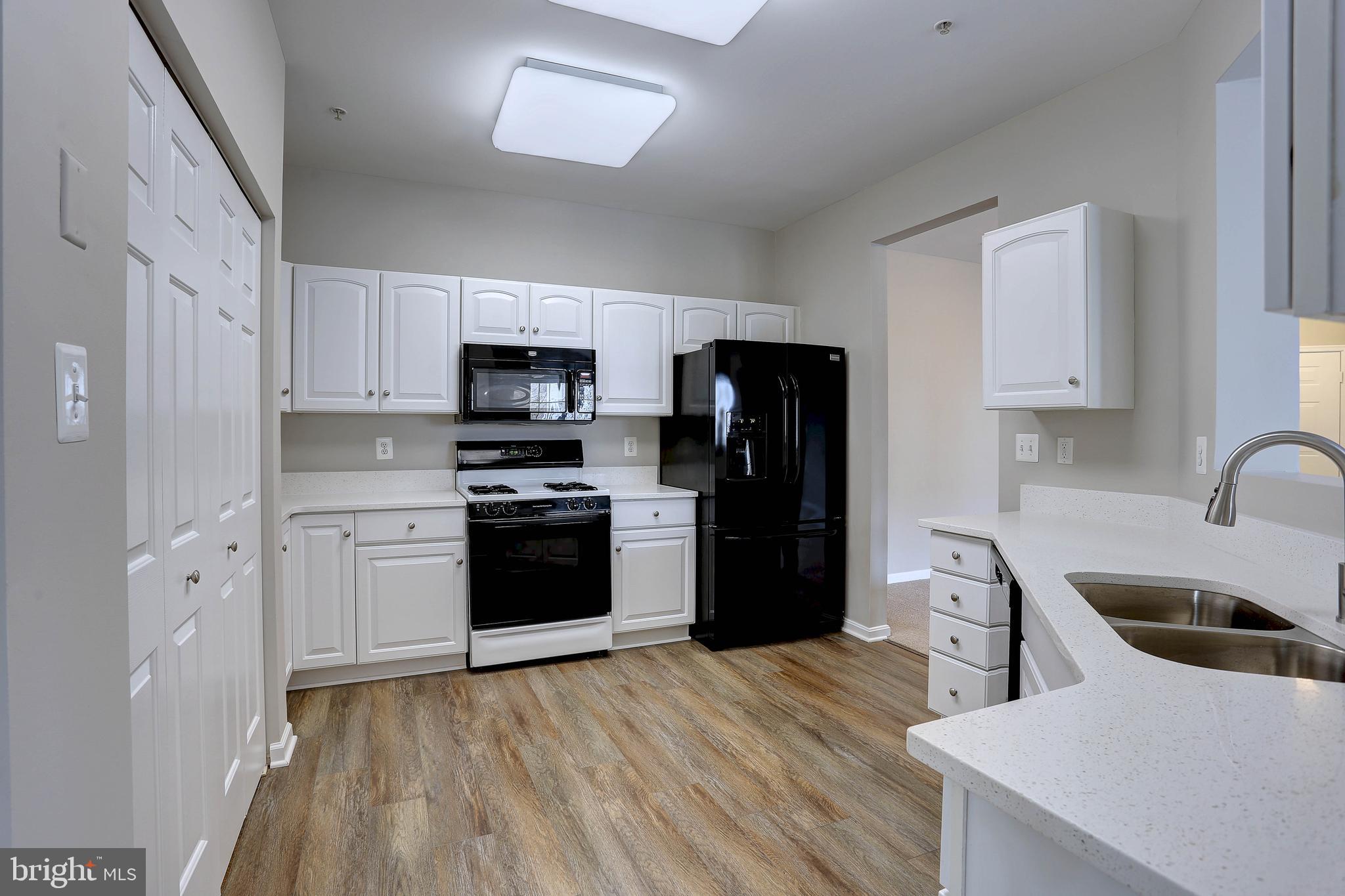 HAMPTON COURT - Residential