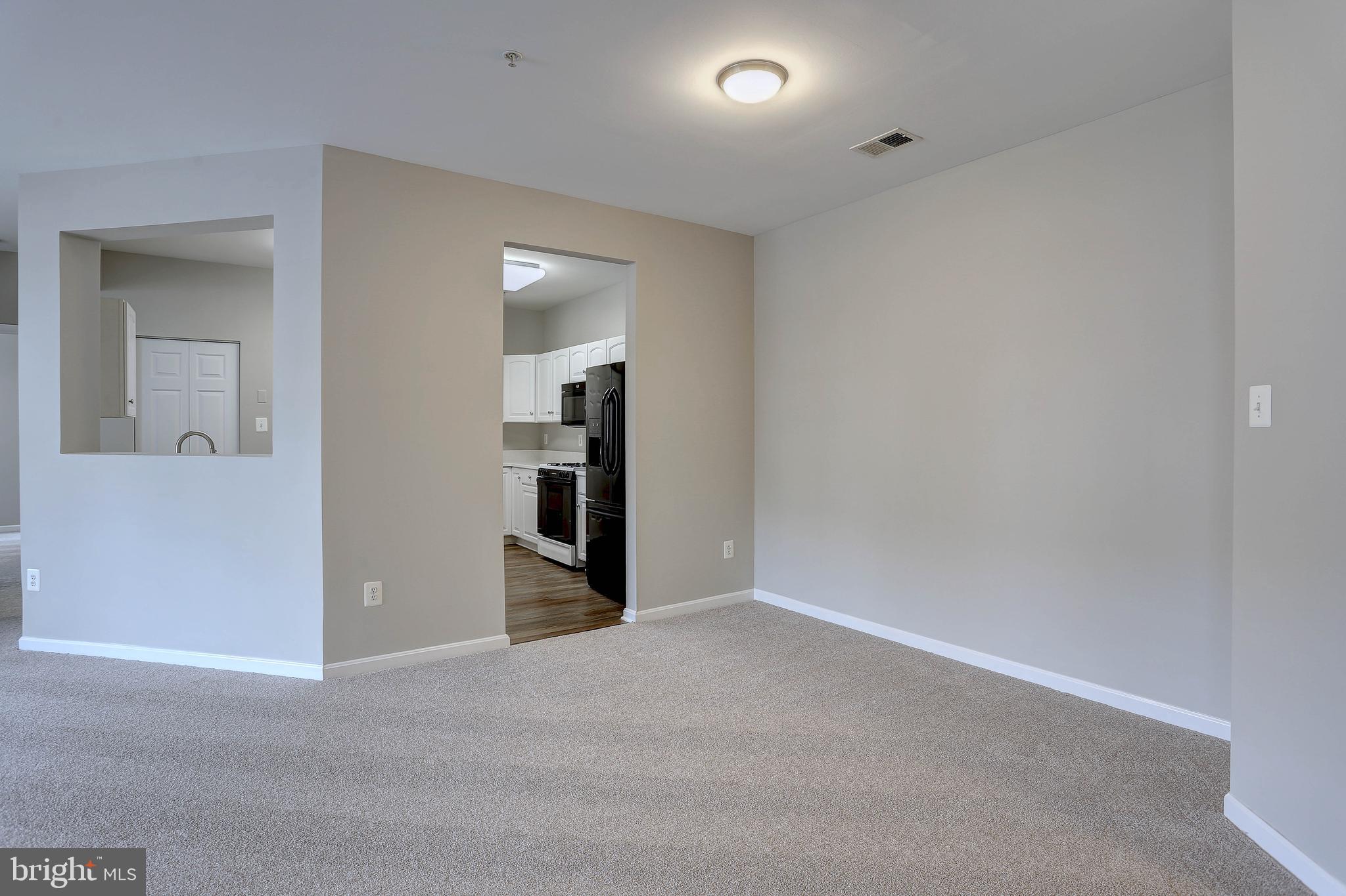 HAMPTON COURT - Residential