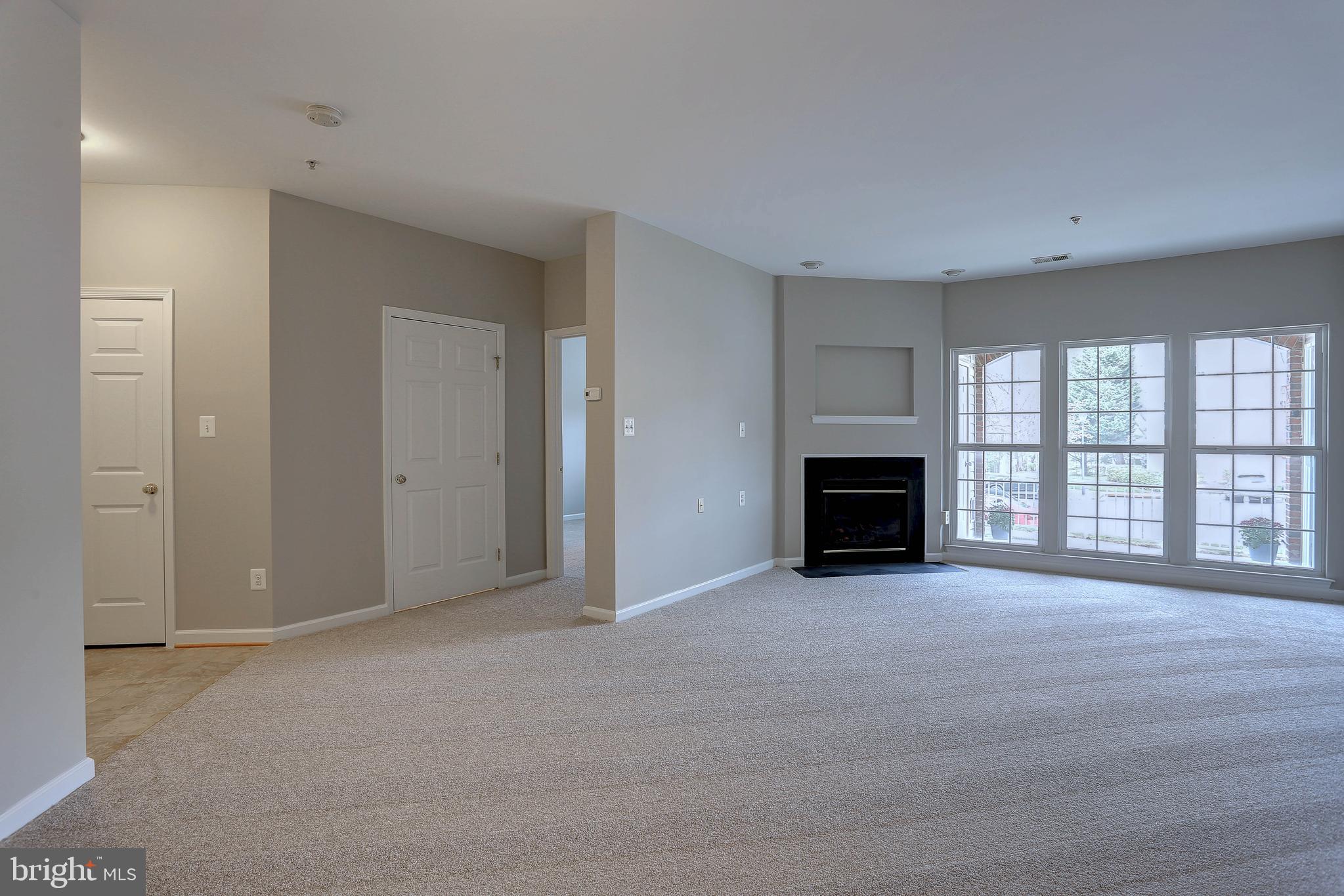 HAMPTON COURT - Residential