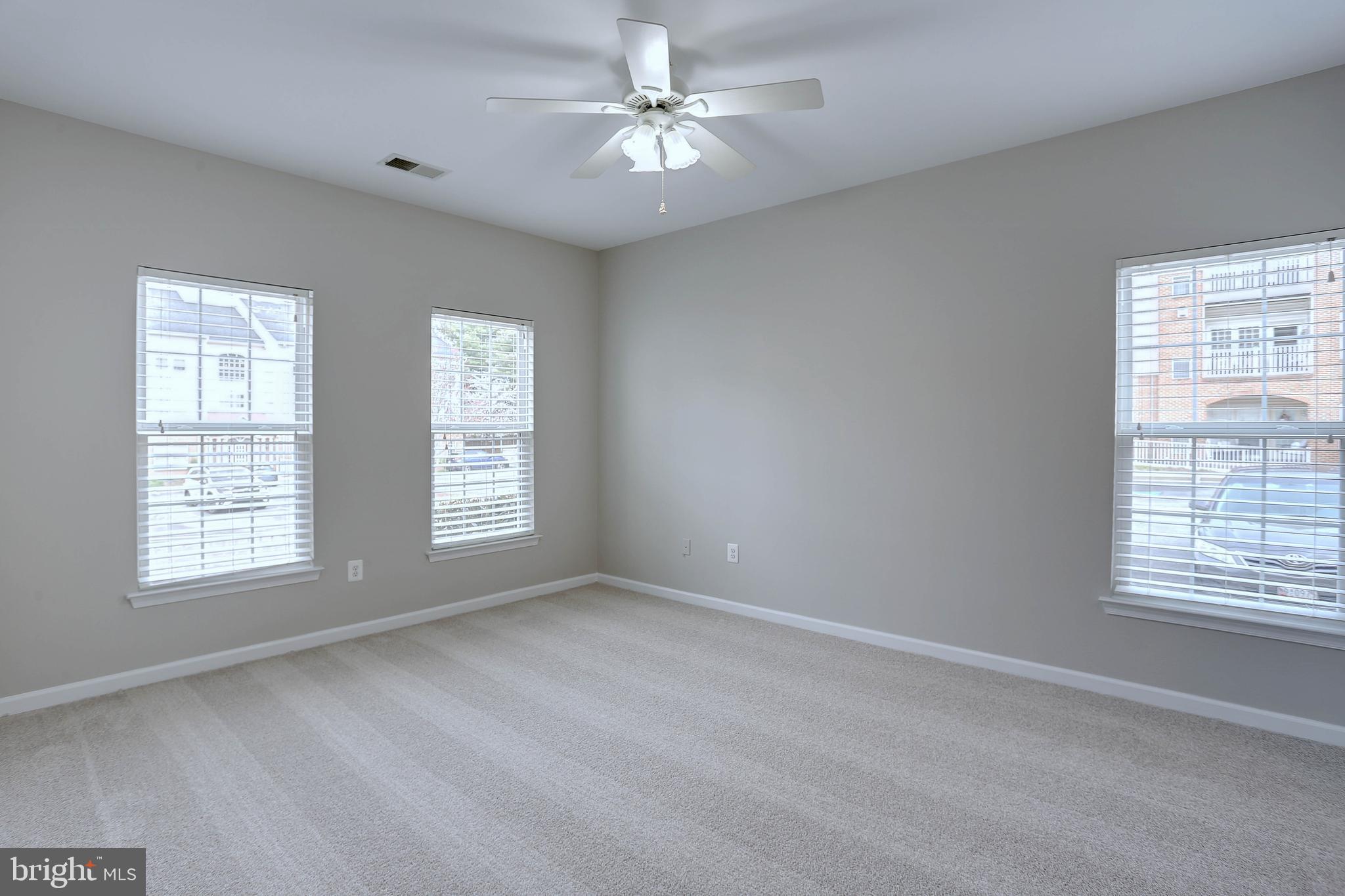 HAMPTON COURT - Residential