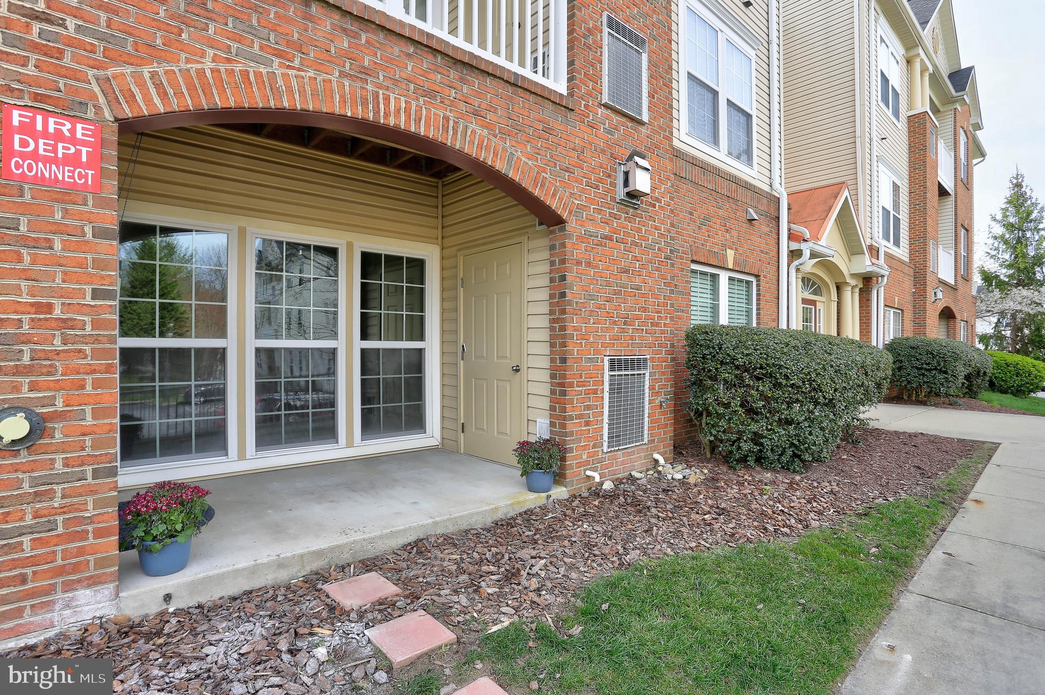 HAMPTON COURT - Residential