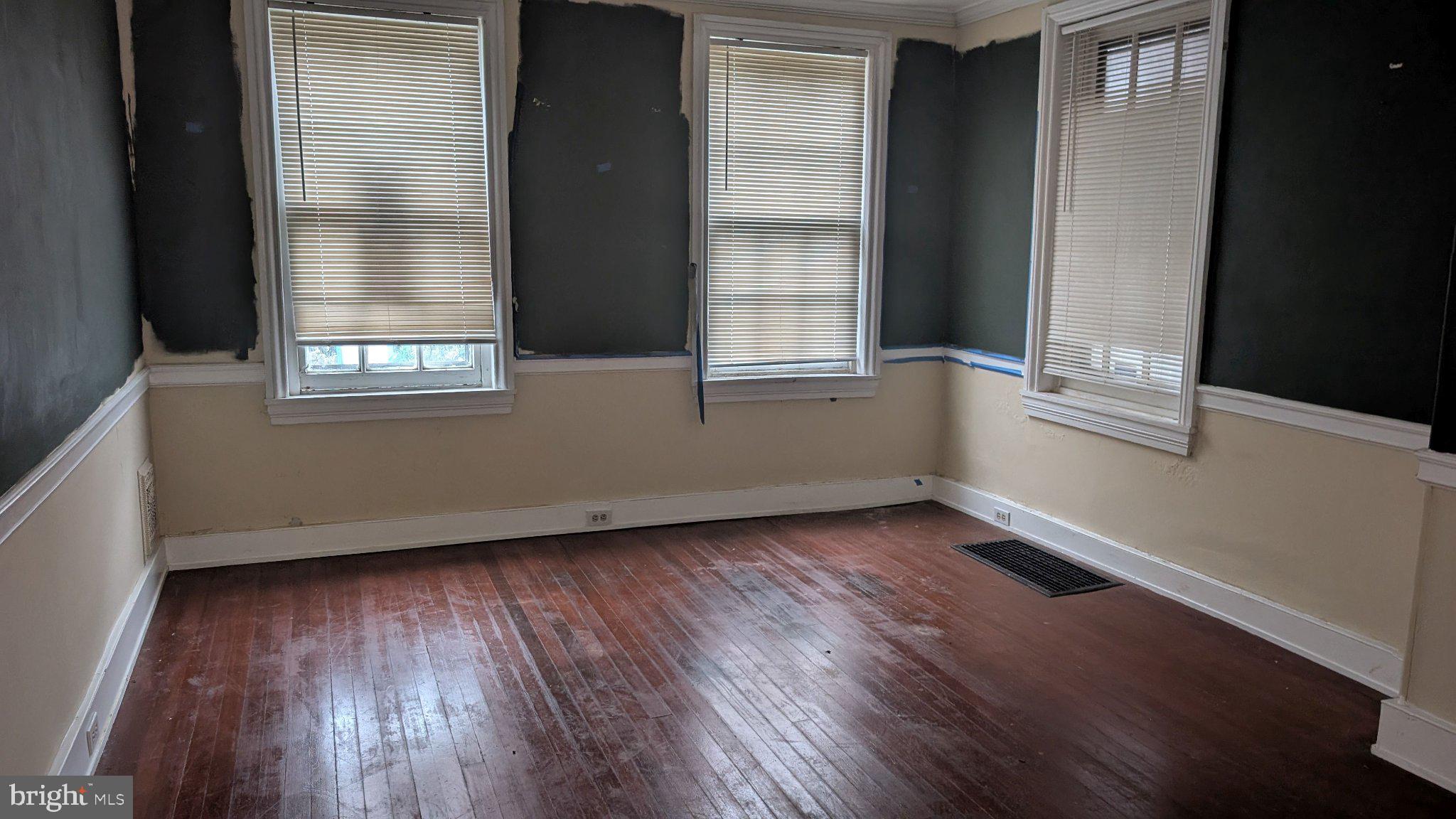 126 W QUEEN LANE