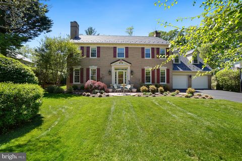 Photo of 10 Meyer Point Court, POTOMAC, MD 20854 (MLS # MDMC2221142)