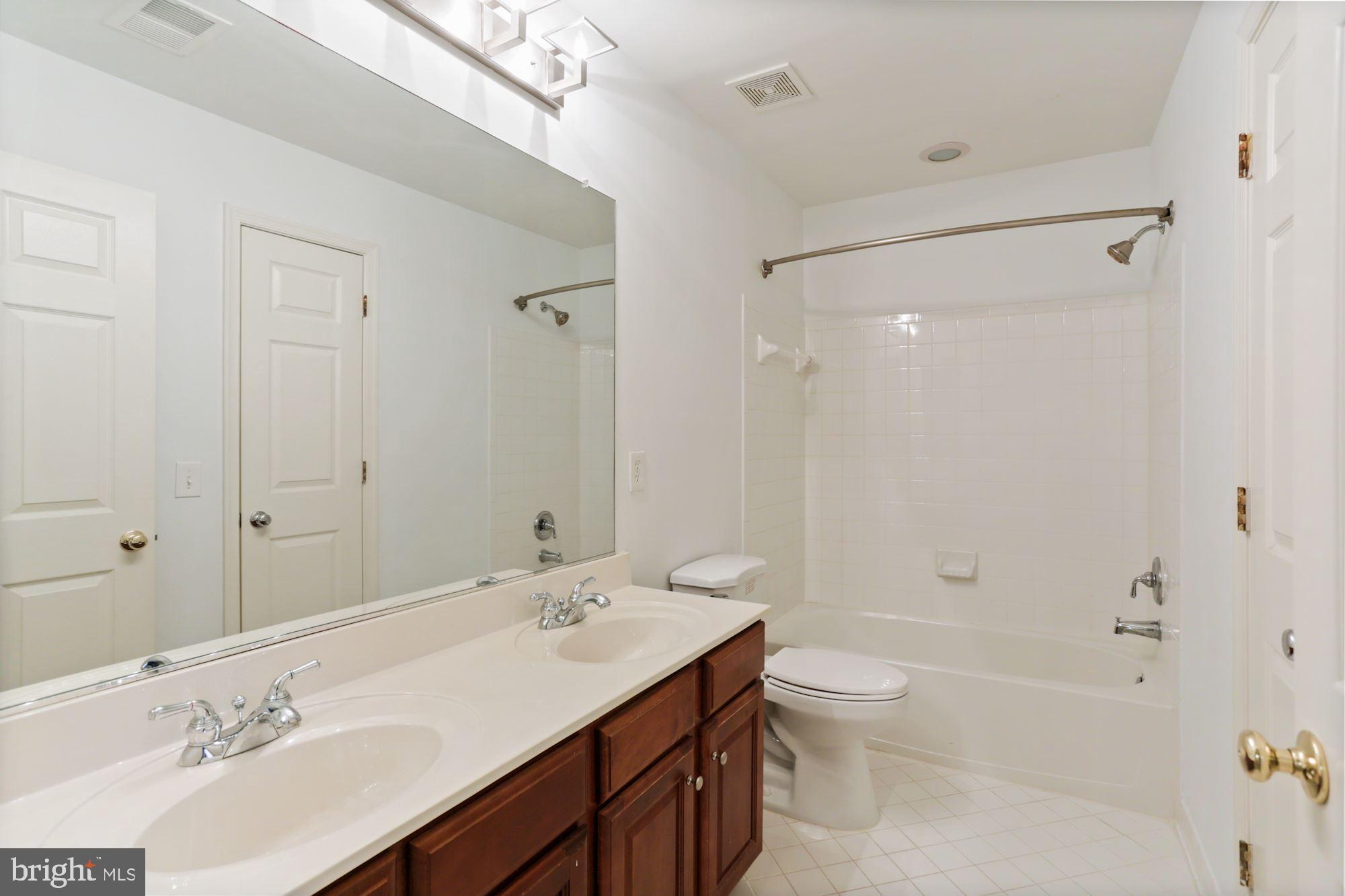 FAIRFAX CENTER LANDBAY - Residential Lease