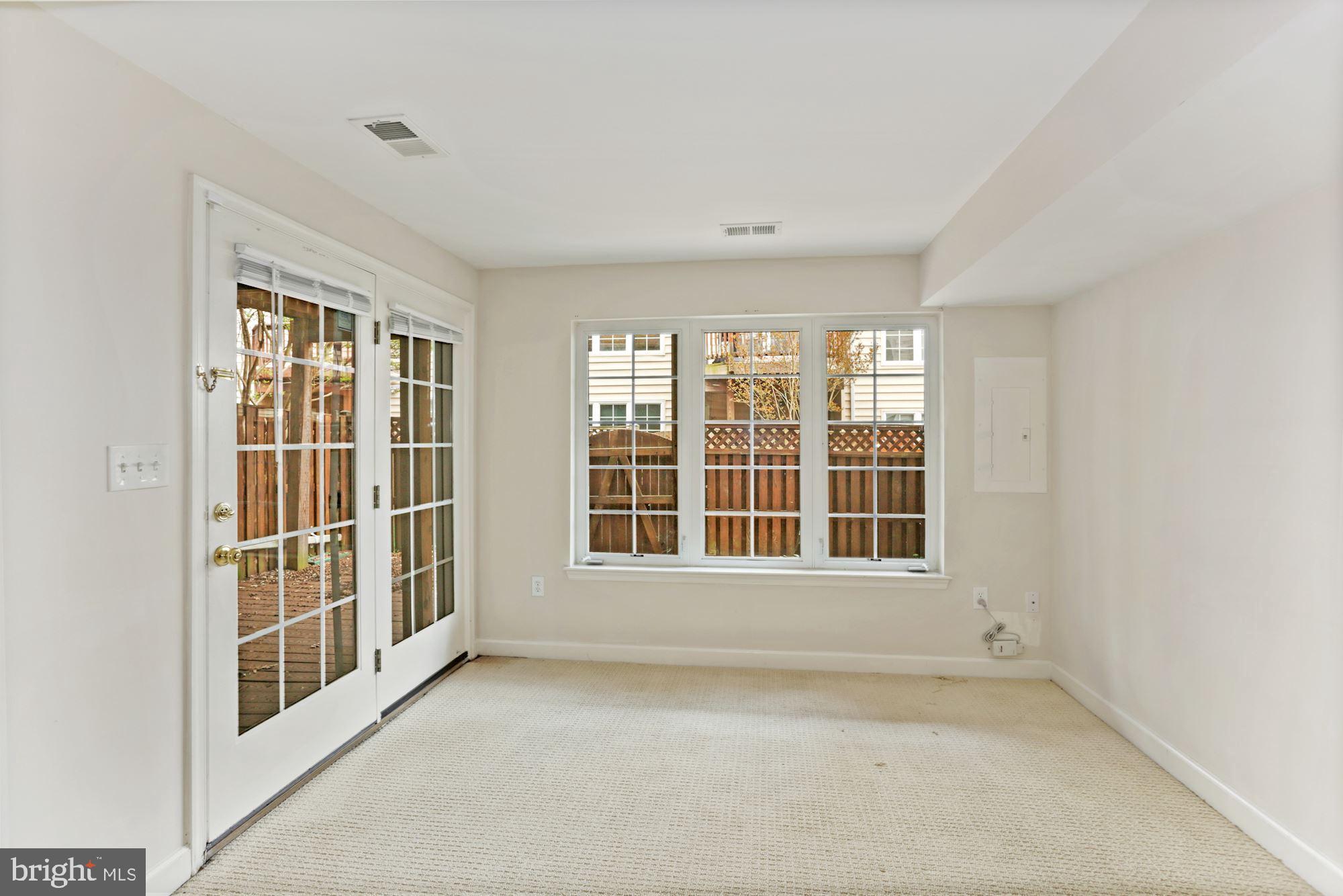 FAIRFAX CENTER LANDBAY - Residential Lease