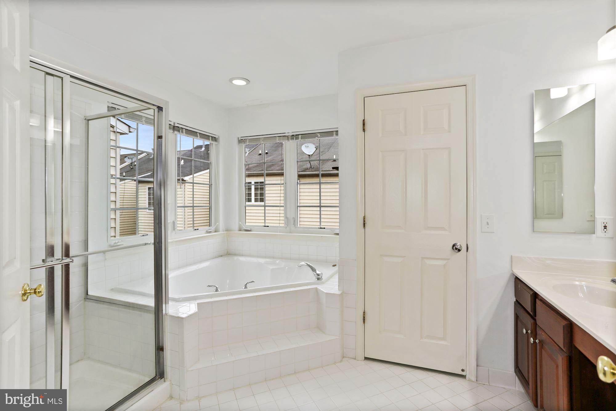 FAIRFAX CENTER LANDBAY - Residential Lease