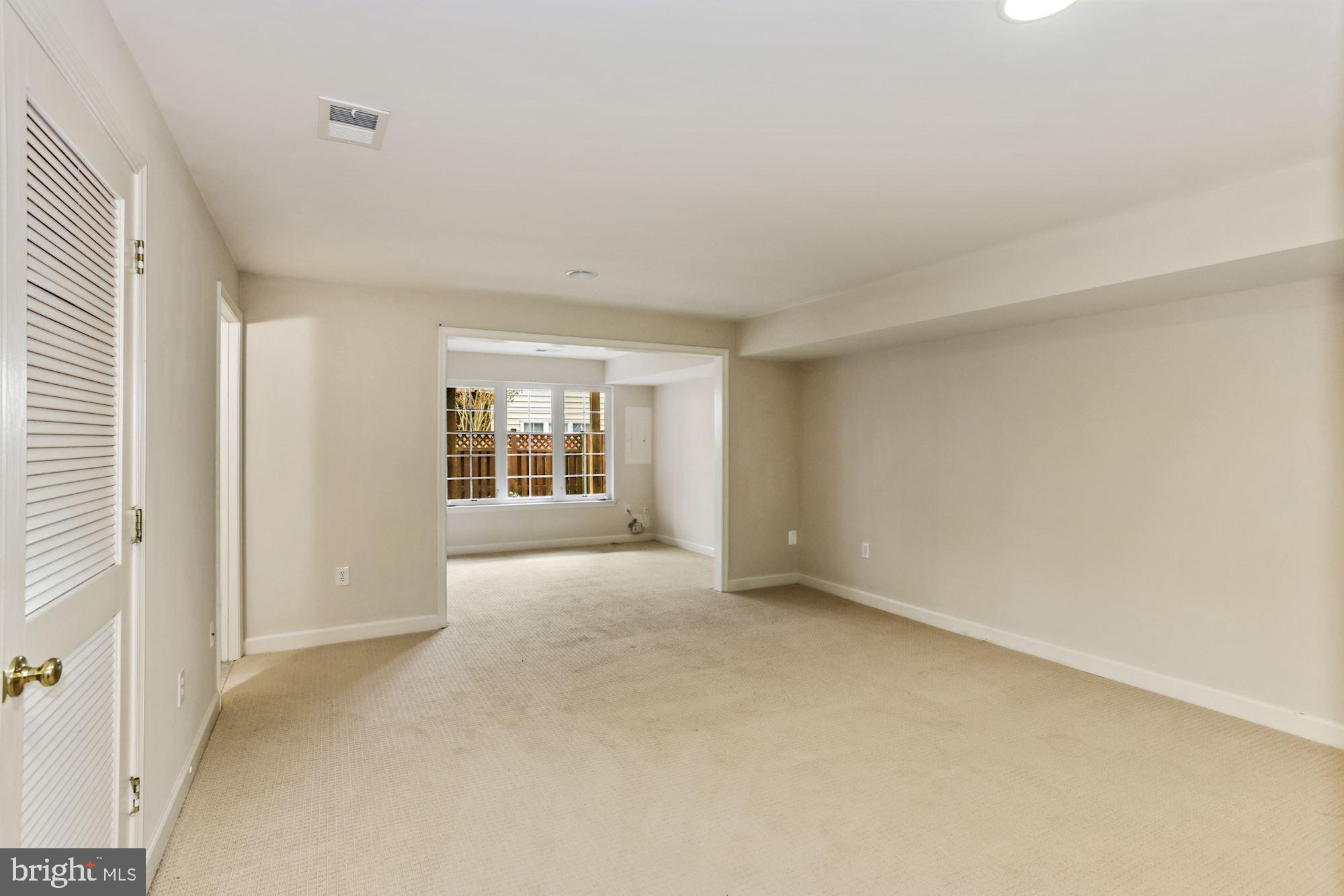 FAIRFAX CENTER LANDBAY - Residential Lease