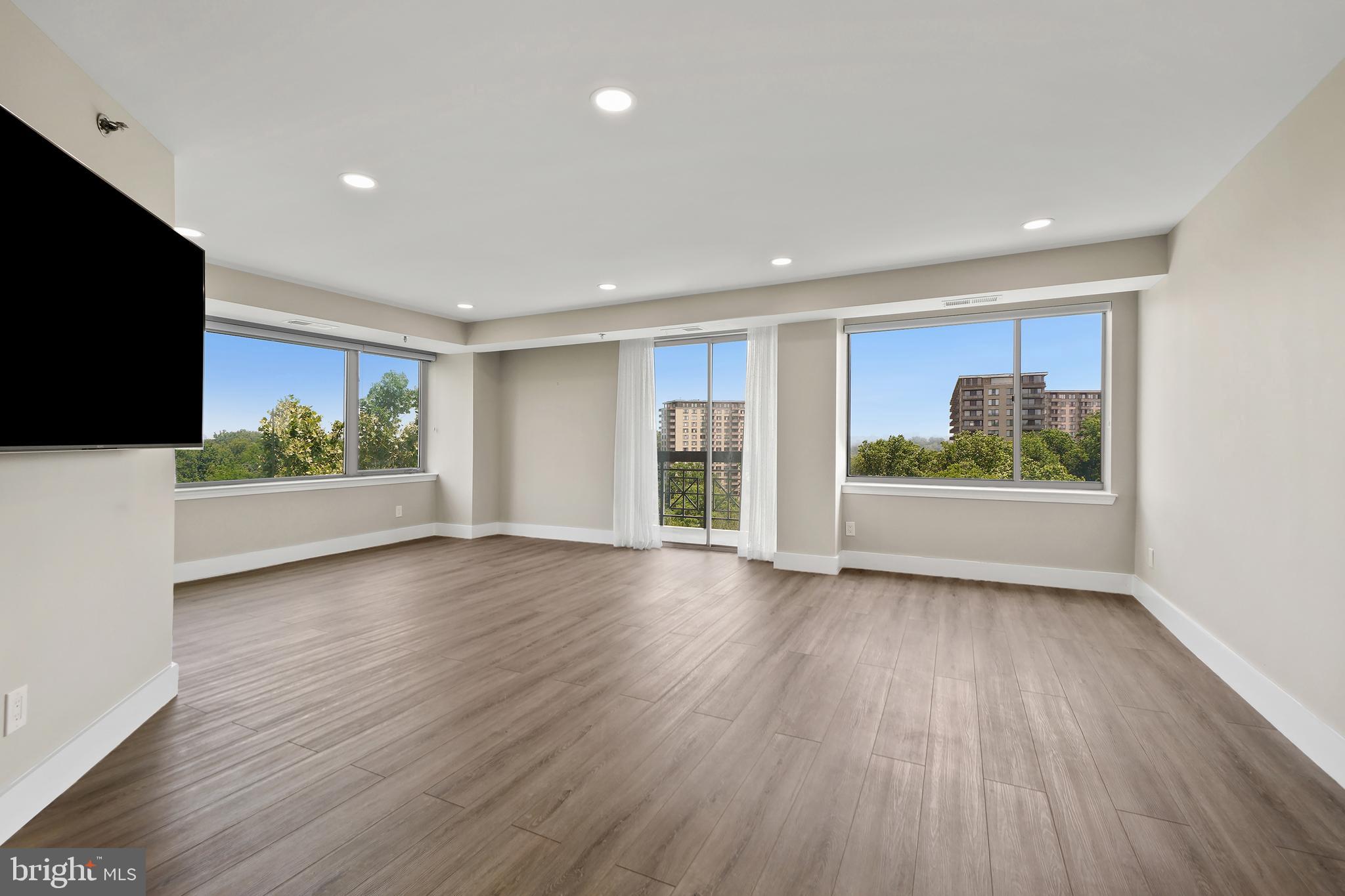 WHITLEY PARK CONDOMINIUM - Residential