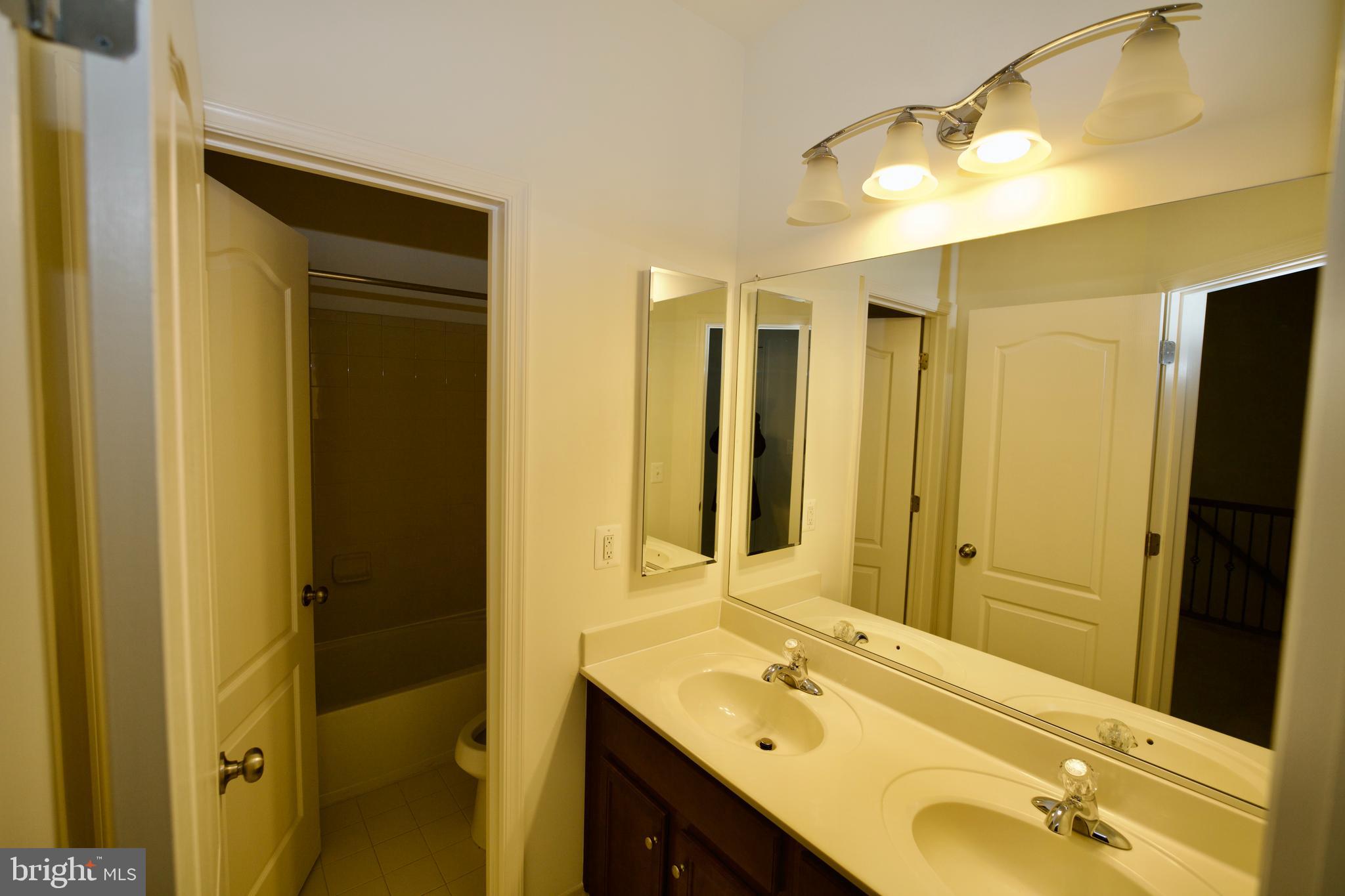 STONE RIDGE LANDBAY 5R - Residential Lease