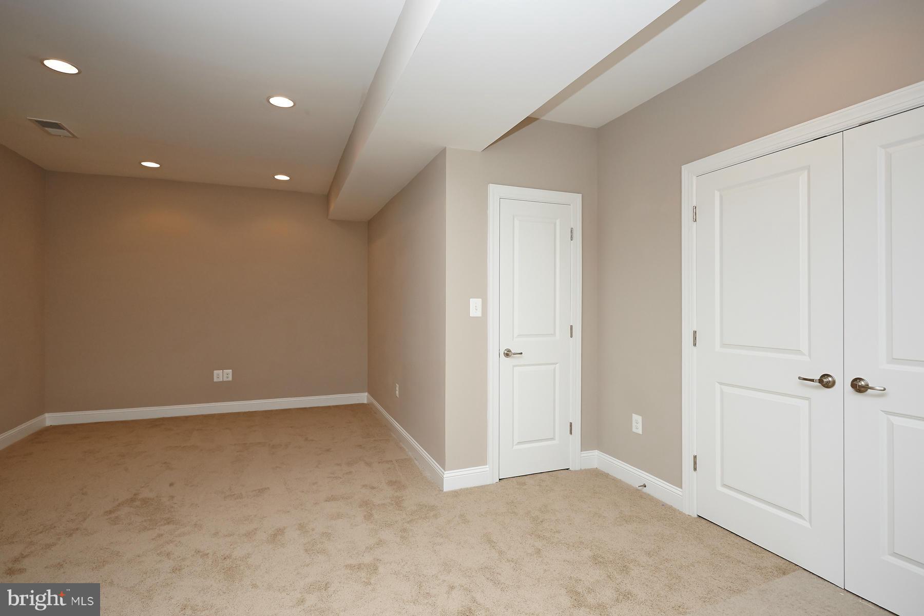 VIENNA WOODS - Residential