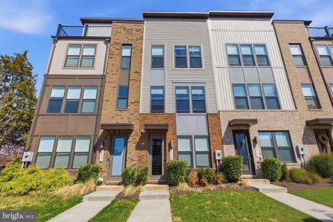 Photo of 2519 Crimson Fox Drive, HYATTSVILLE, MD 20782 (MLS # MDPG2196308)