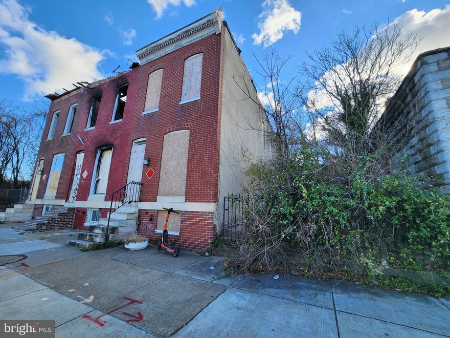 POST AUCTION: MAKE AN OFFER! Deposit: $7,500. 2 Story End-Unit Townhouse on large lot located in the Berea area. In close proximity to Clifton Park Golf Course. Easy access to major traffic artery Belair Rd.