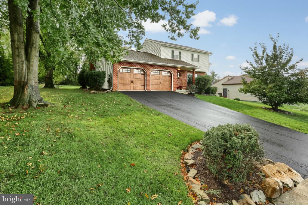 Photo of 2824 Glen Hollow Drive, YORK, PA 17406 (MLS # PAYK2091432)