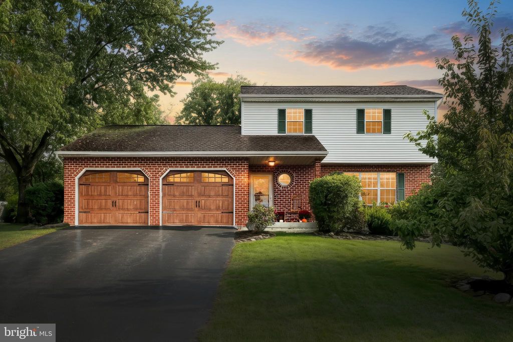 Photo of 2824 Glen Hollow Drive, YORK, PA 17406 (MLS # PAYK2091432)