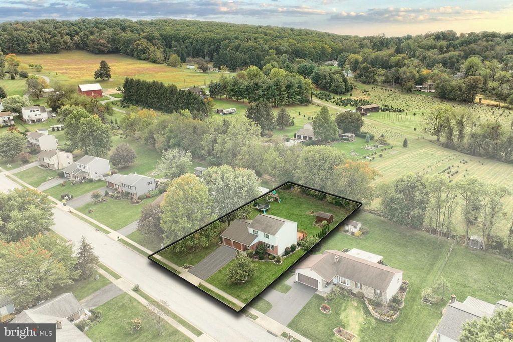 Photo of 2824 Glen Hollow Drive, YORK, PA 17406 (MLS # PAYK2091432)