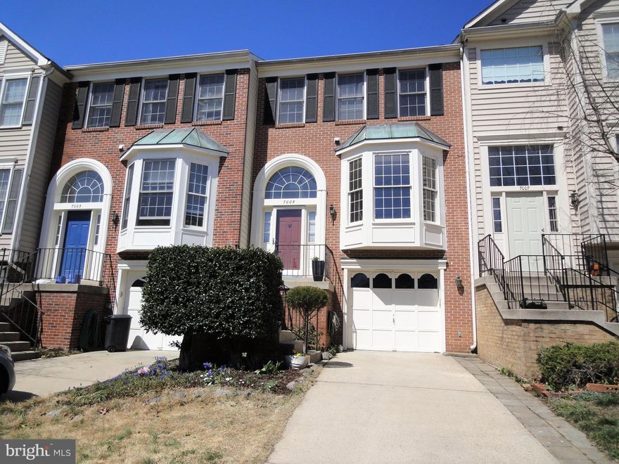 YOU'LL FEEL THE SUNSHINE IN THIS LIGHT & BRIGHT BRICK FRONT, GARAGE 4 LEVEL TH LOCATED IN THE HEART OF KINGSTOWNE! PALLADIAN WINDOWS LINE THE LIV RM WALL FEATURING 12' CEILING!  LG GOURMET KIT W/BAY WINDOW & SPACE FOR A TABLE, MBR ON IT'S OWN PRIVATE LEVEL, LUX MBA, WALKOUT LOWER LEV W/REC RM W/GAS FP, OVERSIZED DECK W/ BUIILT-IN SEATING, FENCED BACKYARD, SHOWS LIKE A MODEL! CLOSE TO METRO