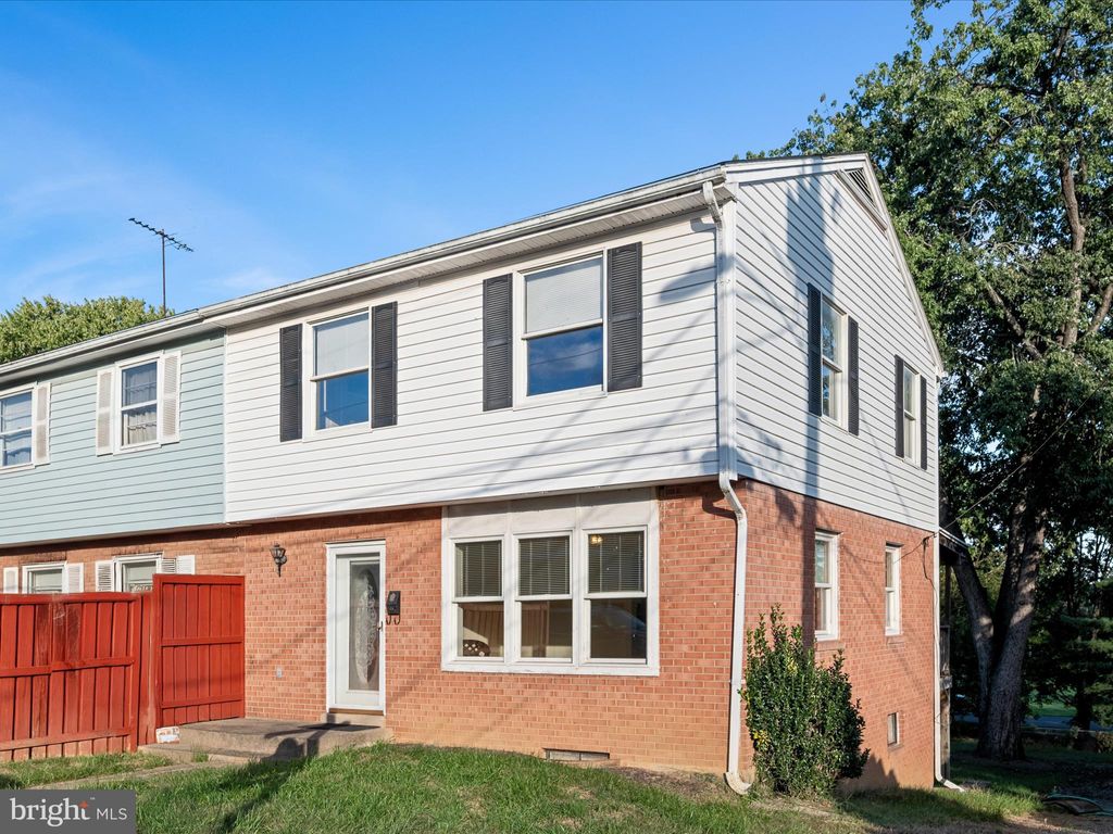 Photo of 414 Madison Court SE, LEESBURG, VA 20175 (MLS # VALO2096016)