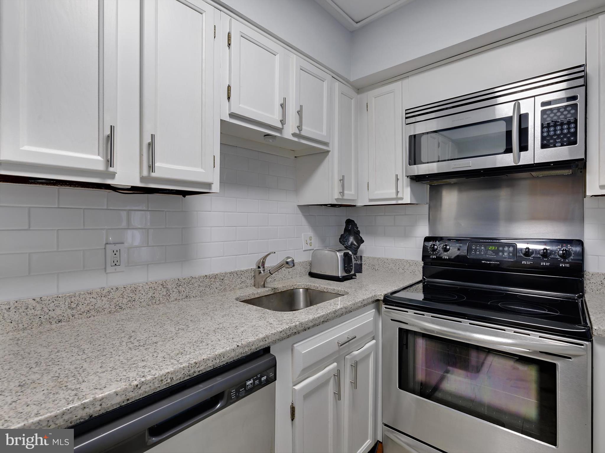 THE YACHT CLUB CONDOMINIUMS - Residential