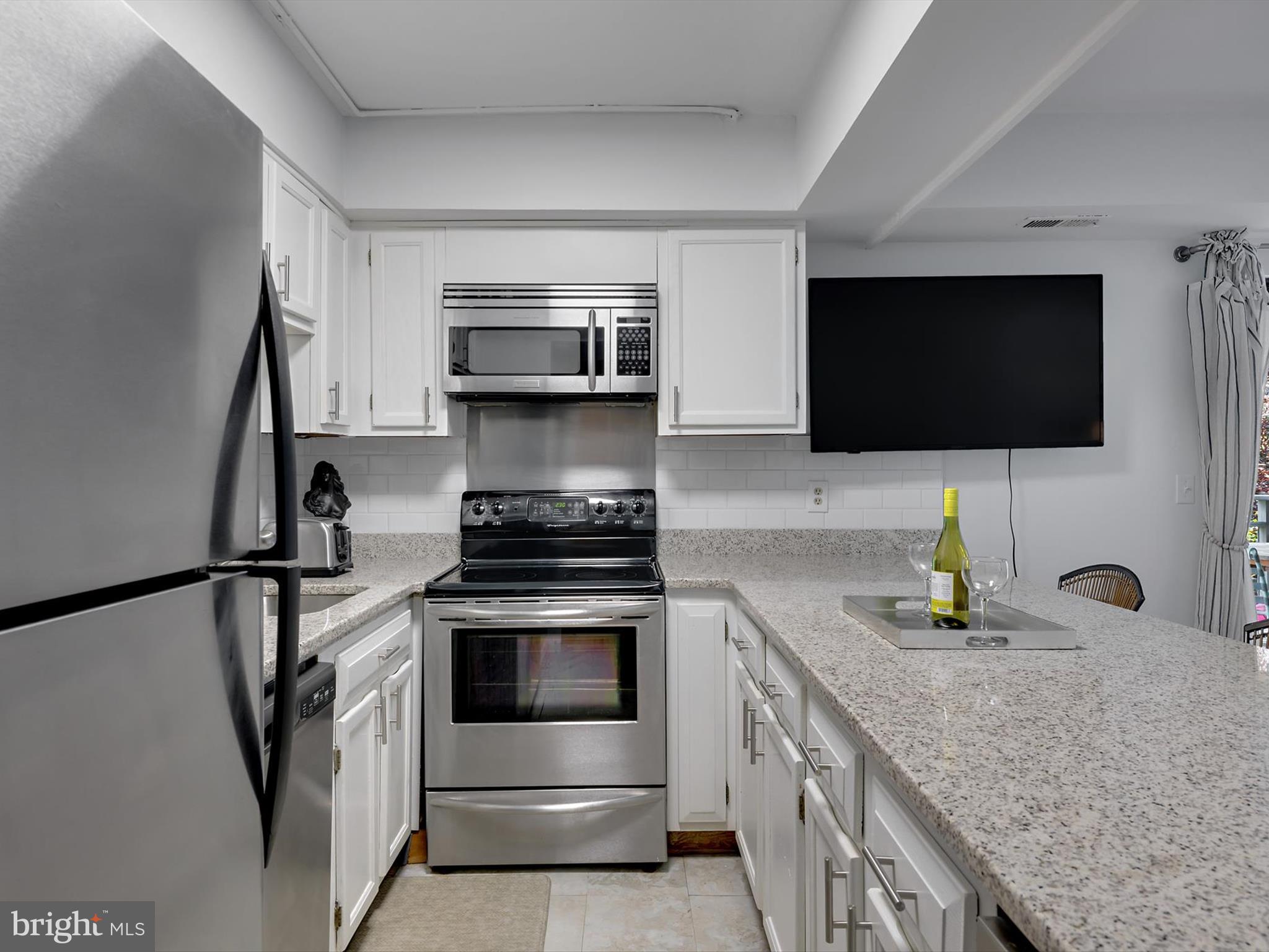 THE YACHT CLUB CONDOMINIUMS - Residential