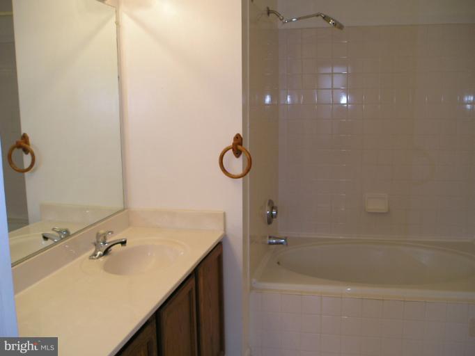 MCNAIR FARMS LANDBAY - Residential Lease