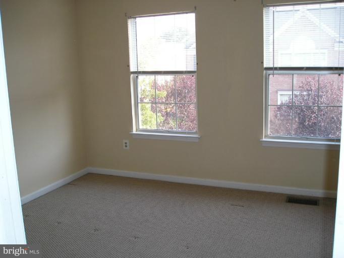 MCNAIR FARMS LANDBAY - Residential Lease