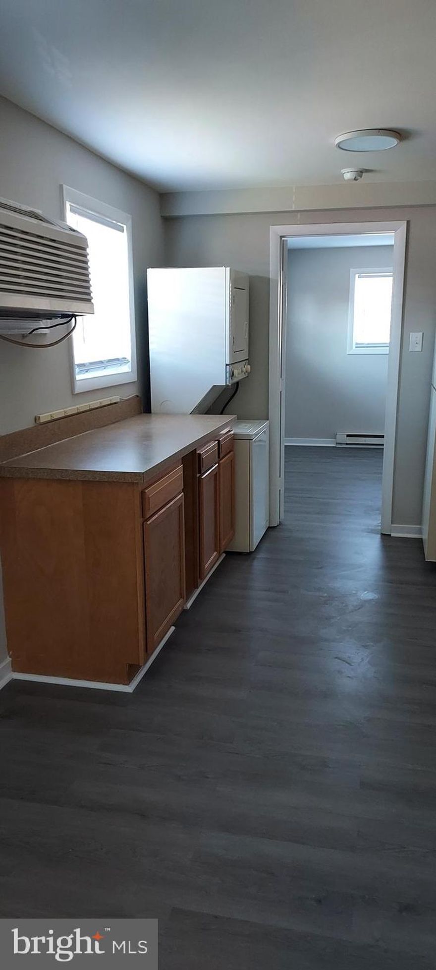 Well maintained 1 bedroom, 1 bath apartments.  Washer/Dryer Combo. Great location in the City of Fredericksburg. Close to Downtown Fredericksburg, Shopping, VRE, Fred Bus Stop. Easy access to I-95 and points North and South.   Pictures do not represent all units and are an example of the floor plan. No pets.
None smoking building and hallways.