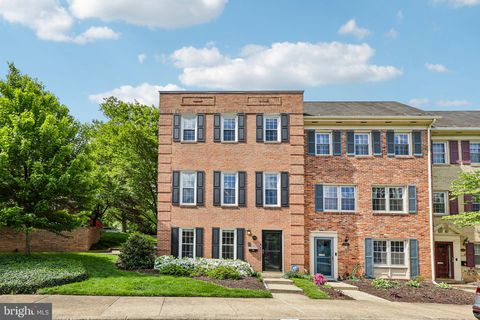 Photo of 7438 Hallcrest Drive, MCLEAN, VA 22102 (MLS # VAFX2308314)