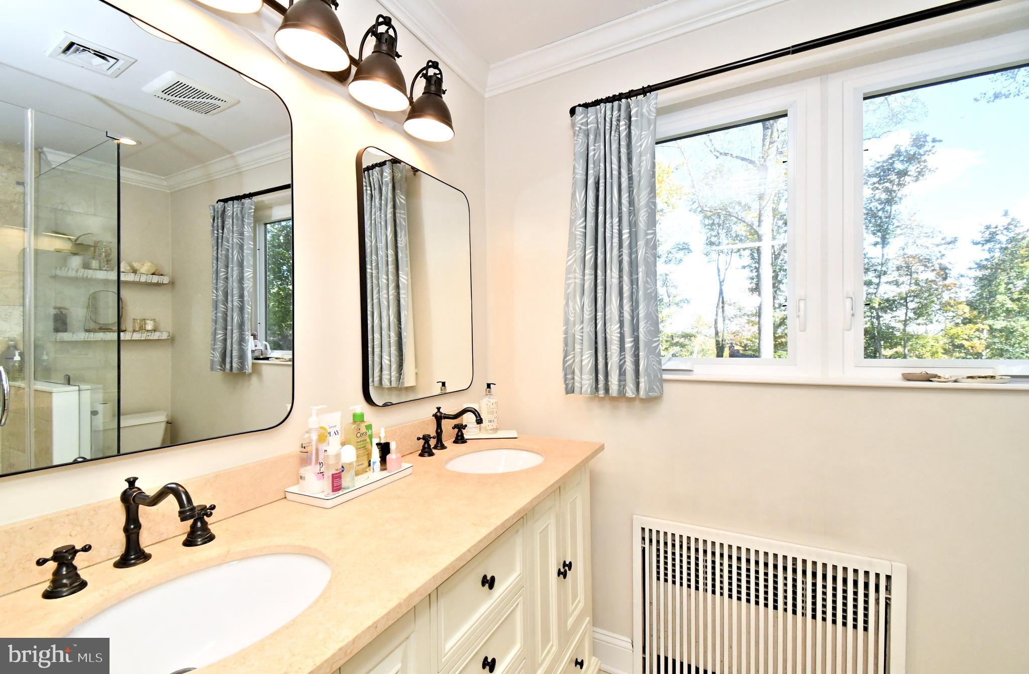 DELAVUE MANOR - Residential