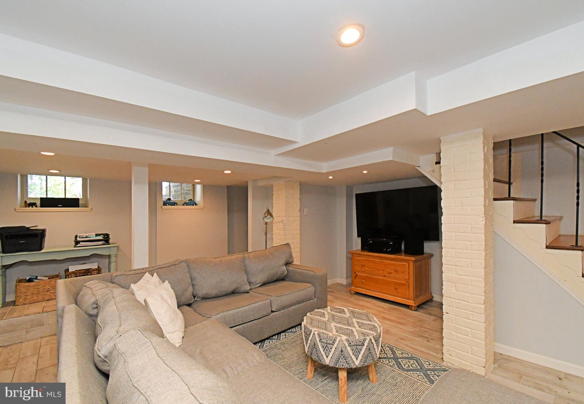 DELAVUE MANOR - Residential