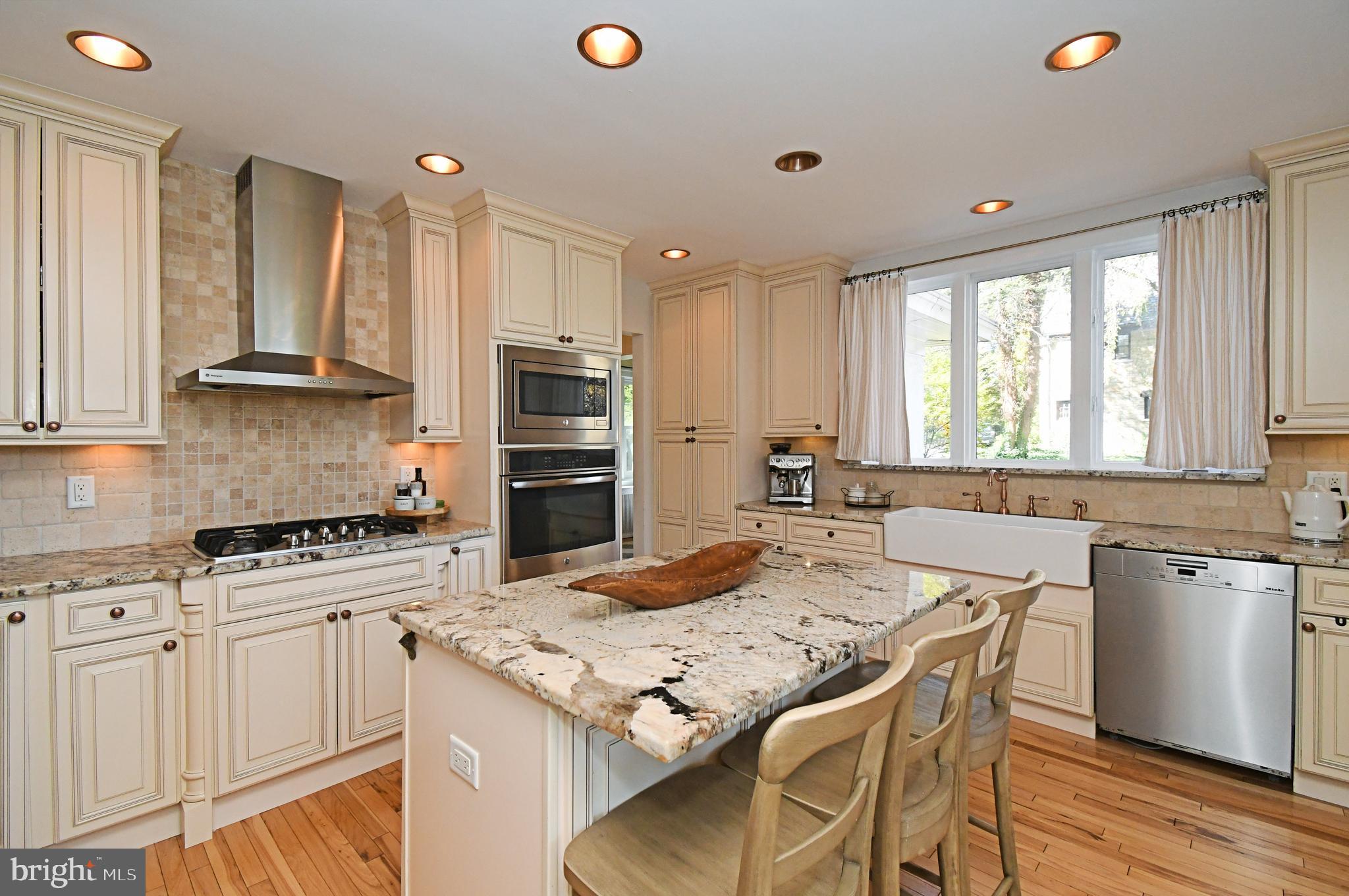 DELAVUE MANOR - Residential