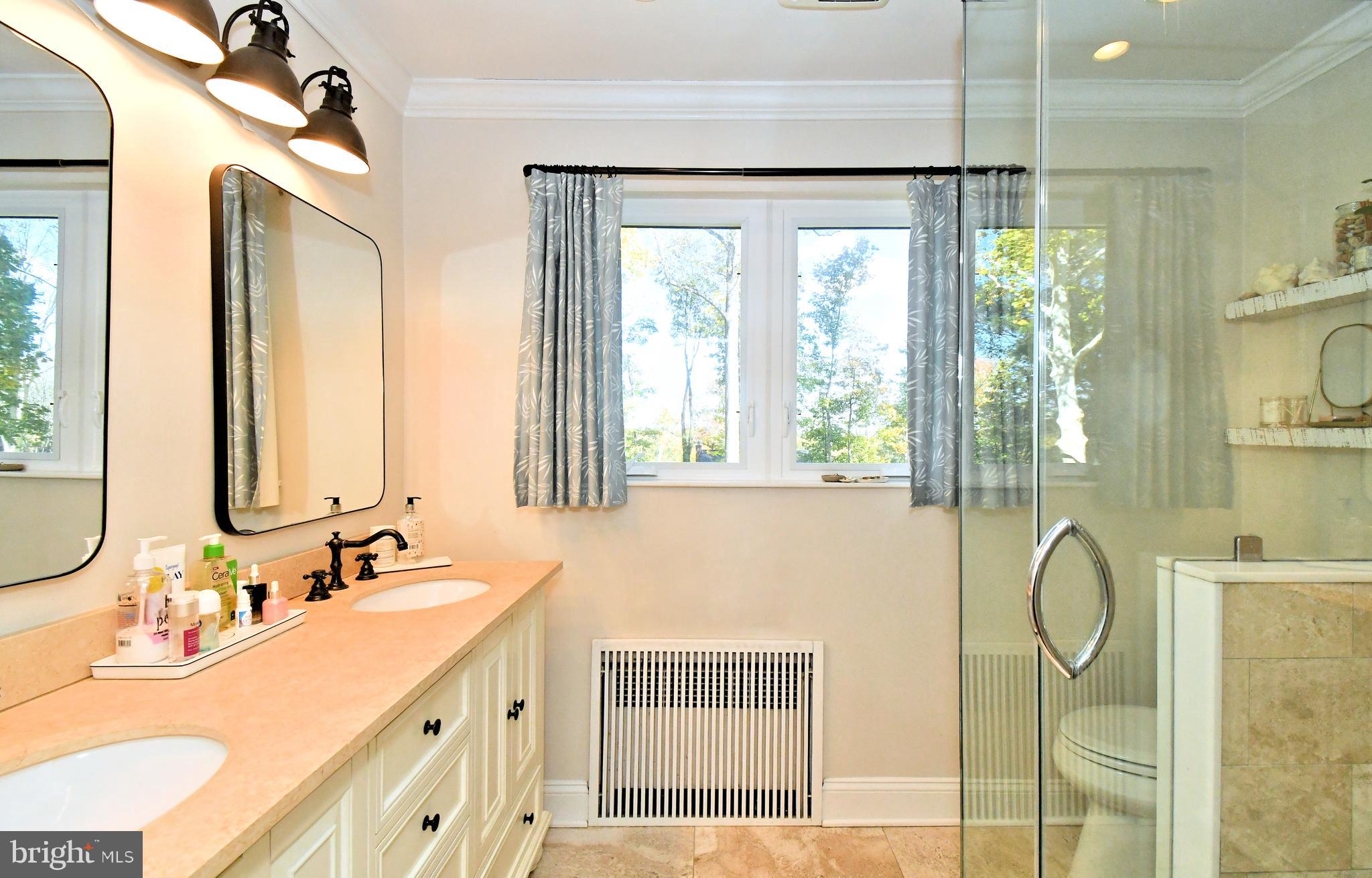 DELAVUE MANOR - Residential