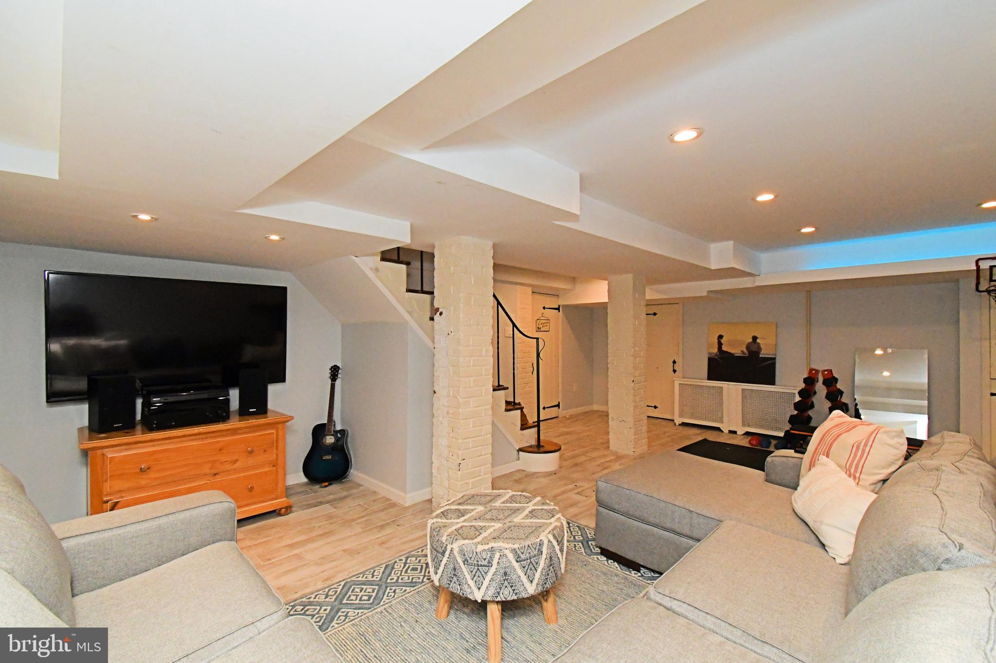 DELAVUE MANOR - Residential