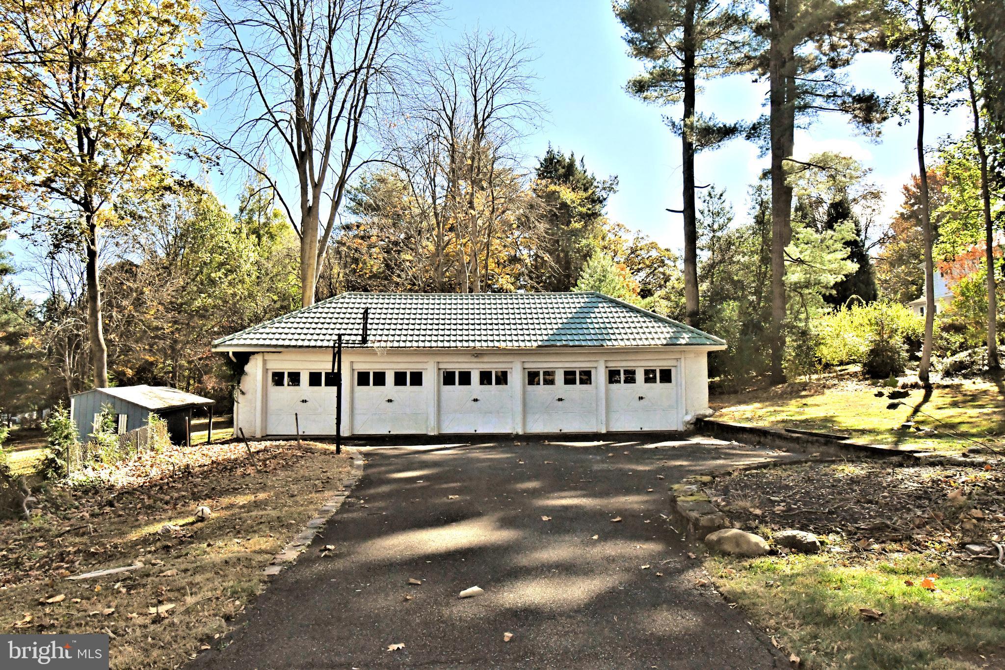 DELAVUE MANOR - Residential