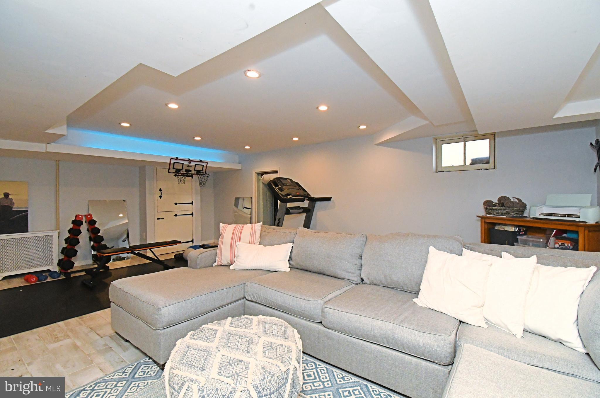 DELAVUE MANOR - Residential