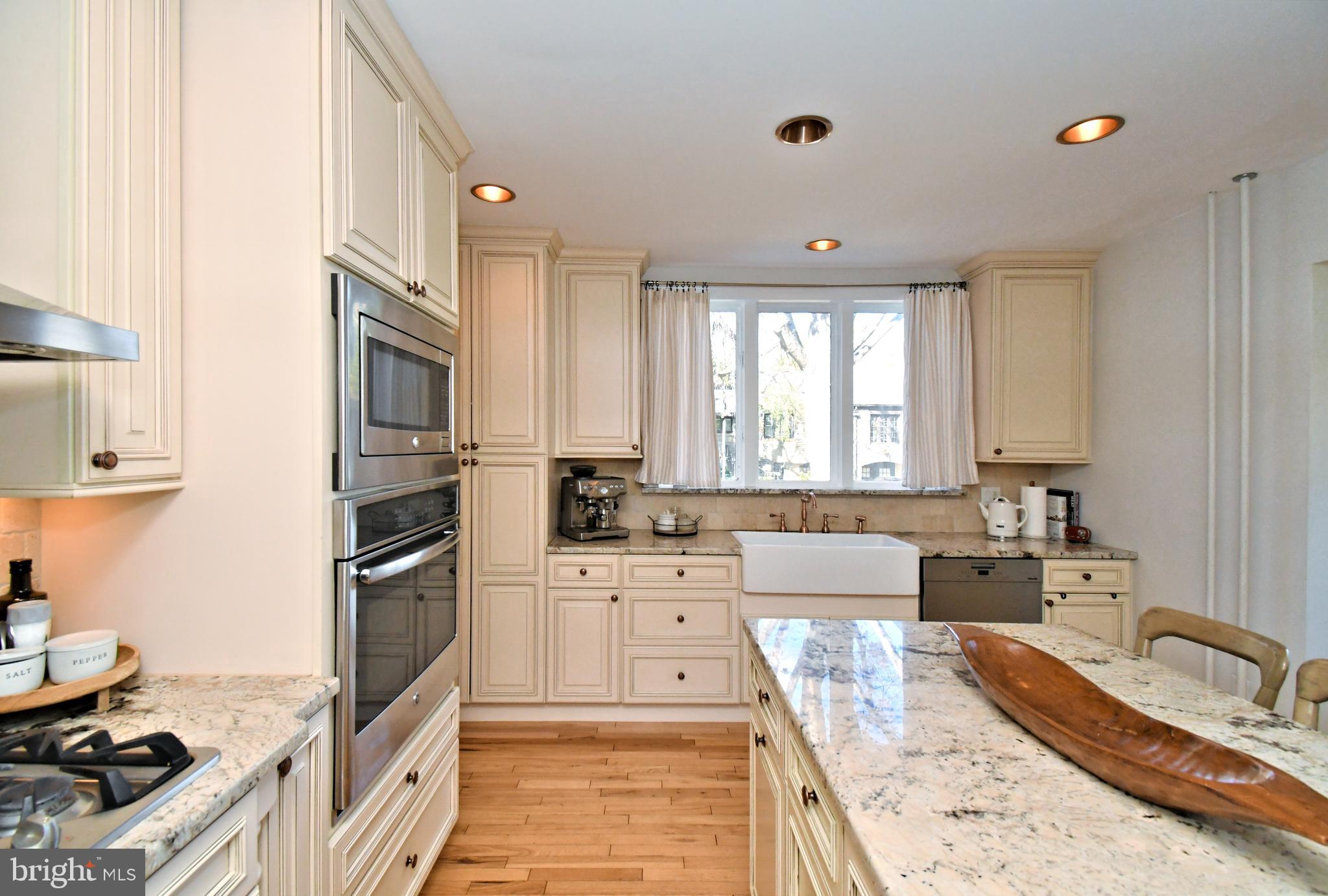 DELAVUE MANOR - Residential