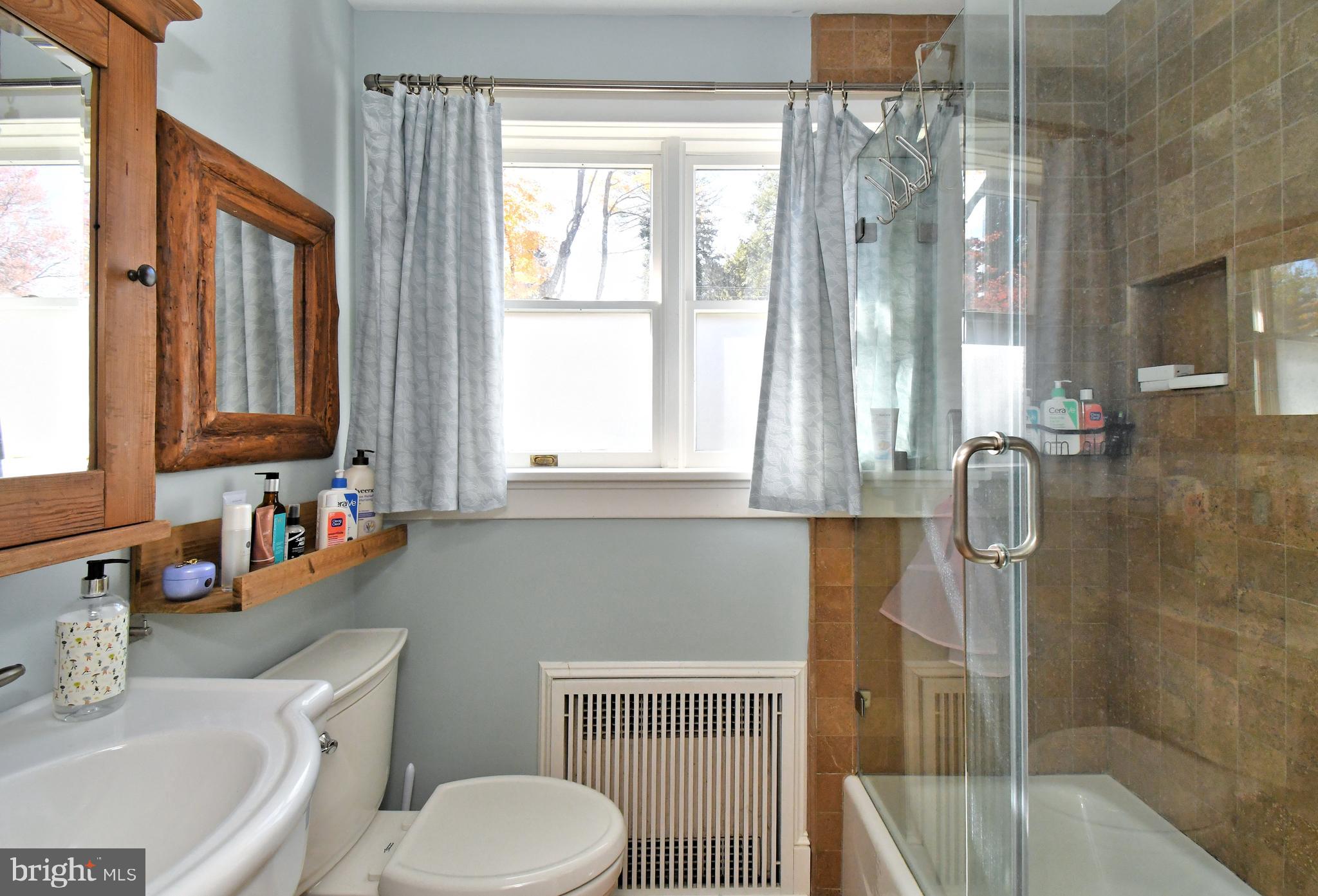 DELAVUE MANOR - Residential