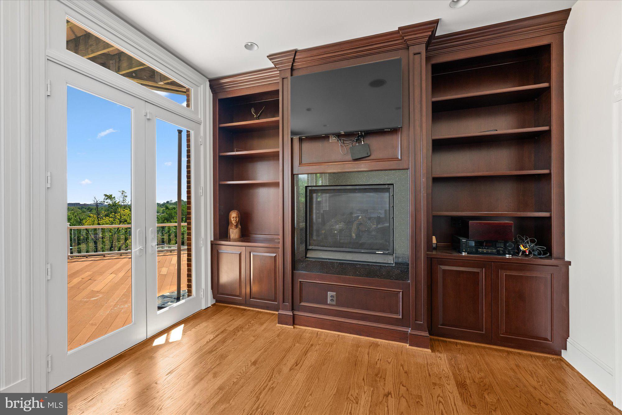 ARLINGTON RIDGE - Residential