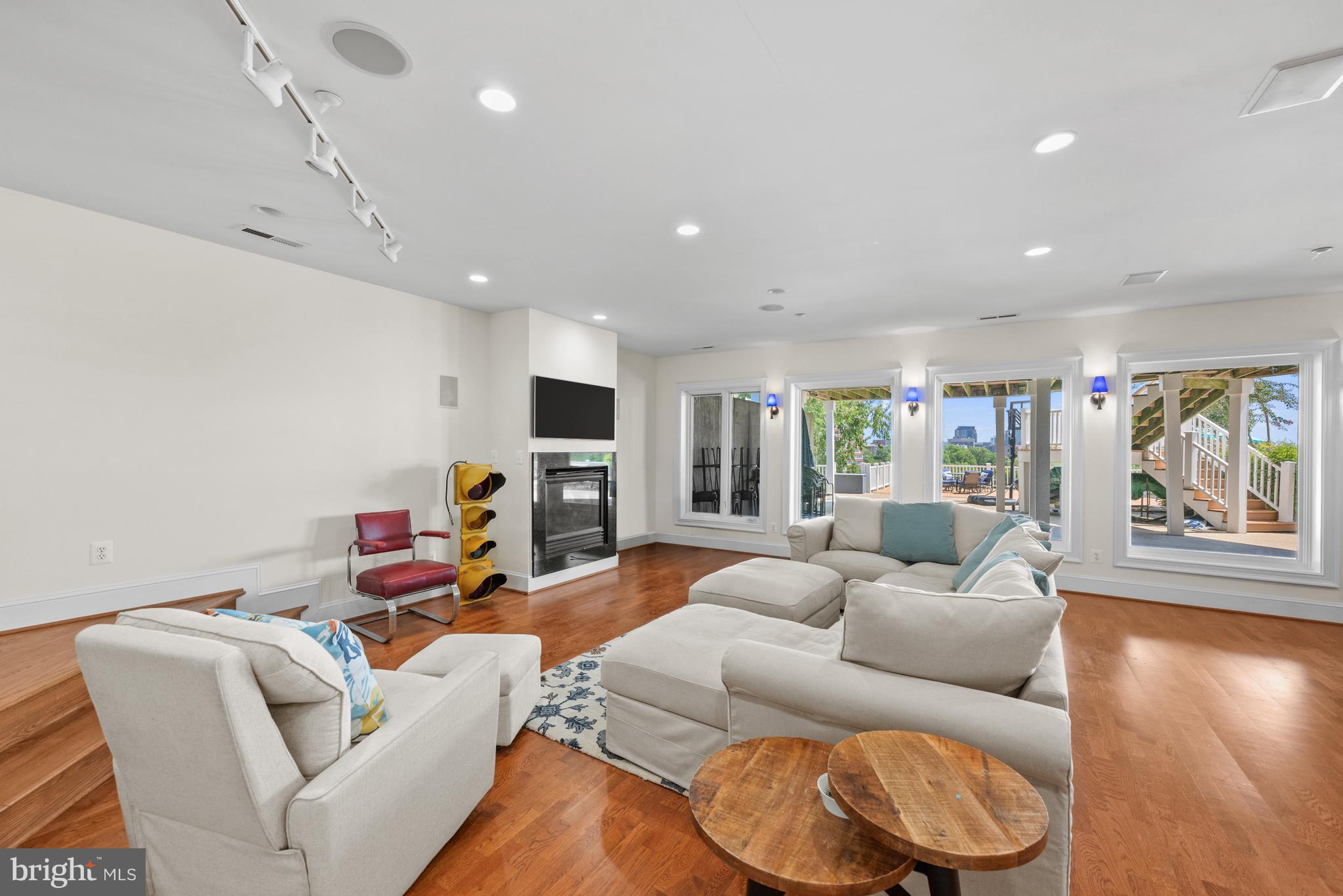 ARLINGTON RIDGE - Residential