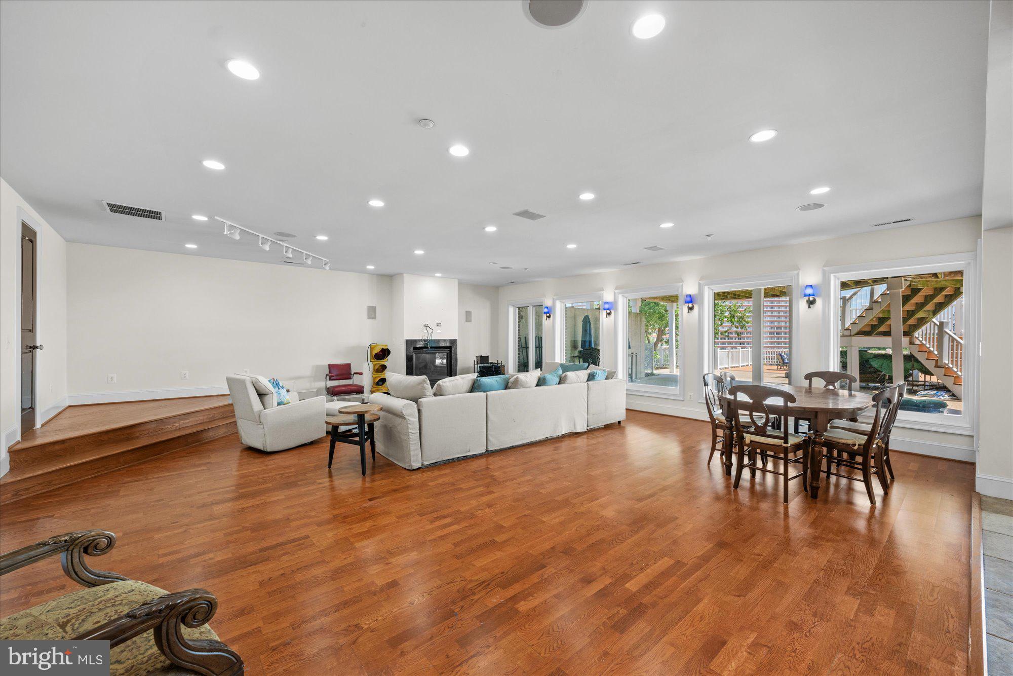 ARLINGTON RIDGE - Residential